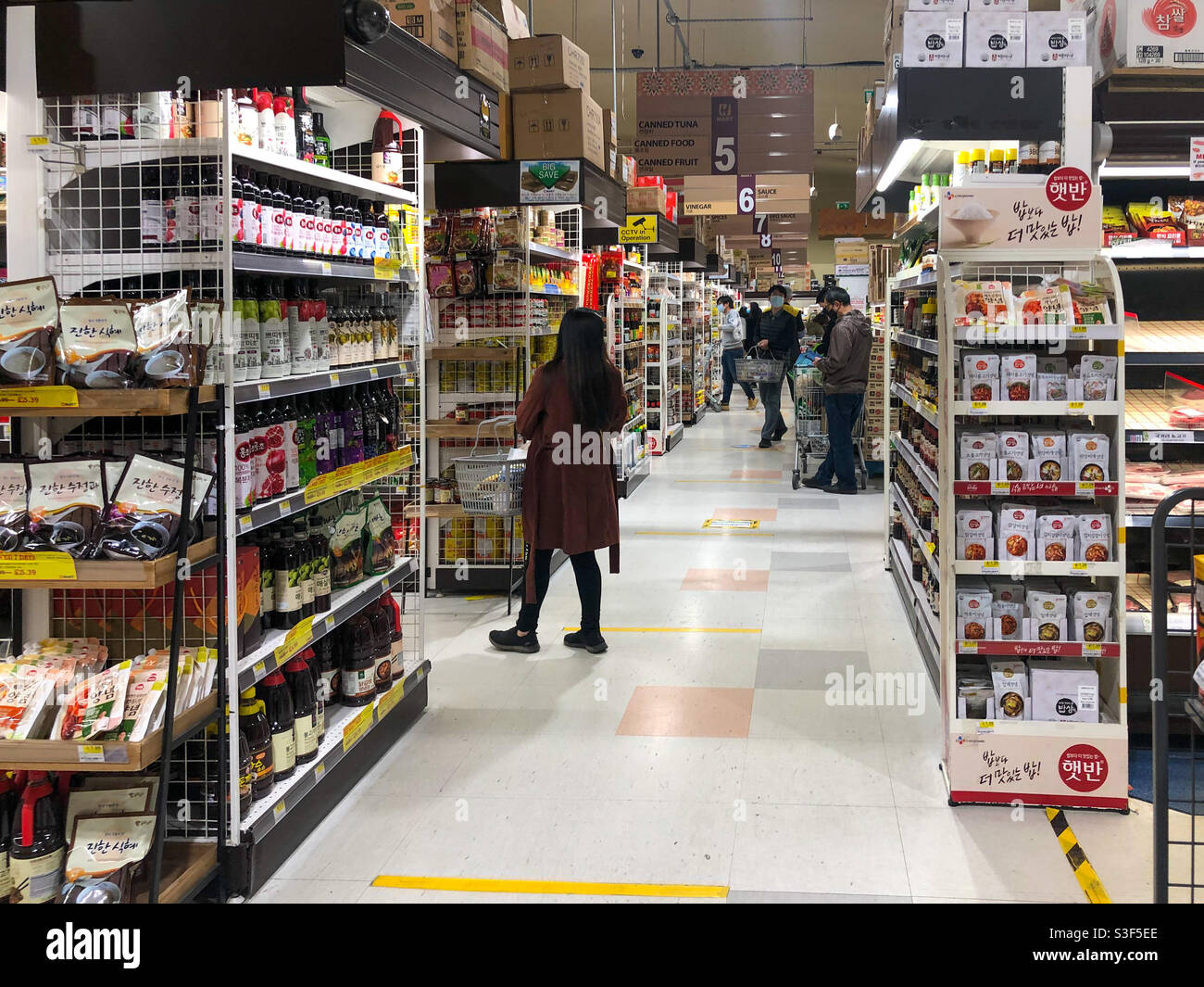 Gente de compras en un supermercado asiático. Foto de stock