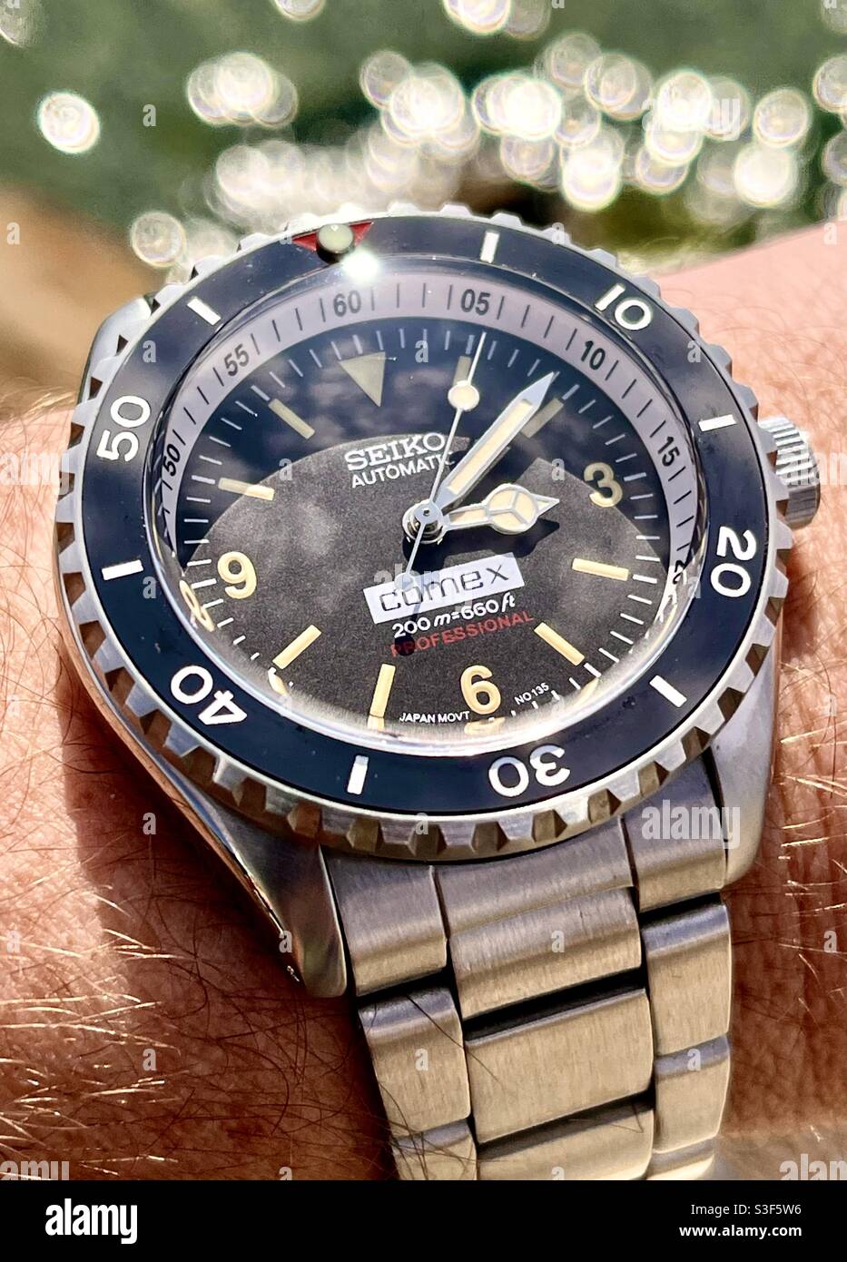 Skx007 Seiko mod reloj de pulsera homenaje a Rolex Submariner o Omega  Seamaster con dial negro, bisel negro y Mercedes manos en un soleado día de  verano Fotografía de stock - Alamy