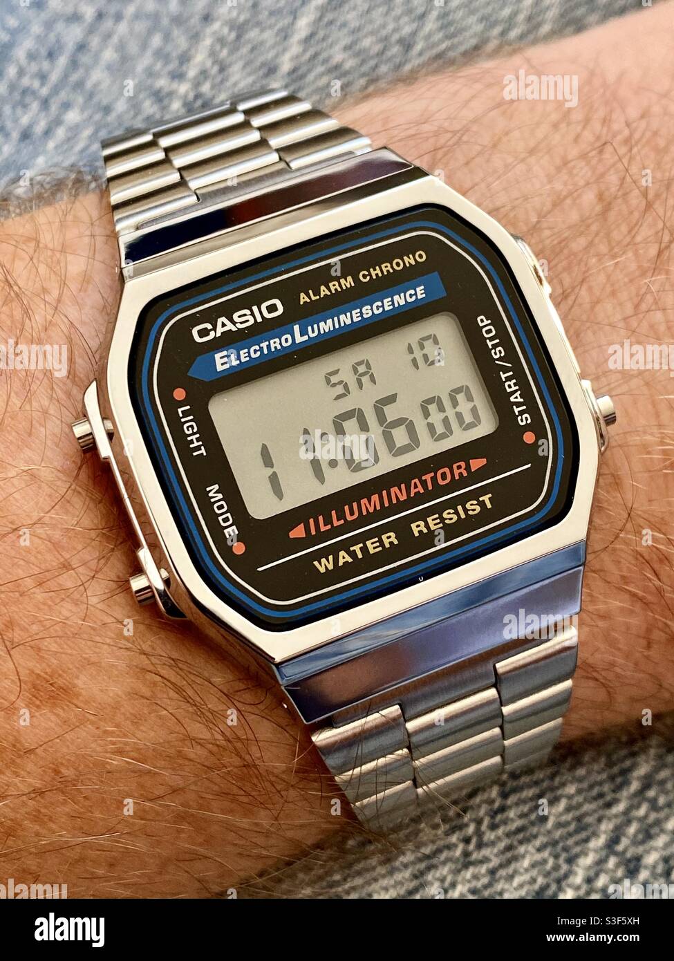Casio A168 reloj digital vintage en negro y plata o en pulsera de acero  inoxidable cepillado Fotografía de stock - Alamy
