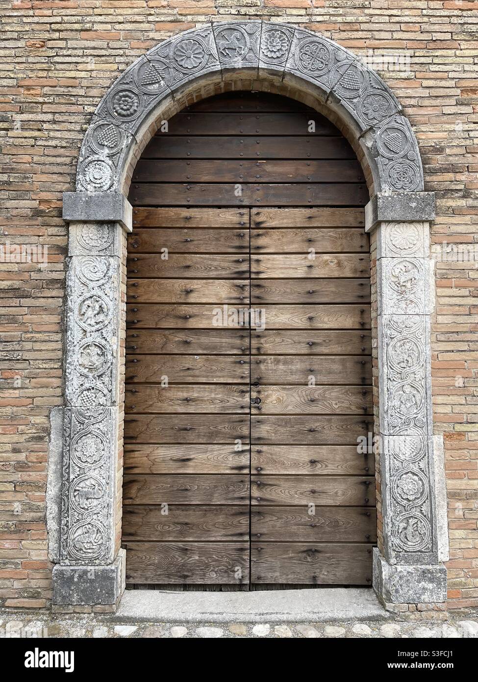 Puerta principal de la iglesia románica de Santa Maria del Lago, Santa María del Lago, Moscufo, condado de Pescara, región de Abruzzo Foto de stock