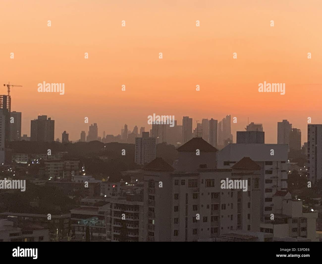 Amanecer en la Ciudad de Panamá, República de Panamá, cielo naranja melocotón Foto de stock