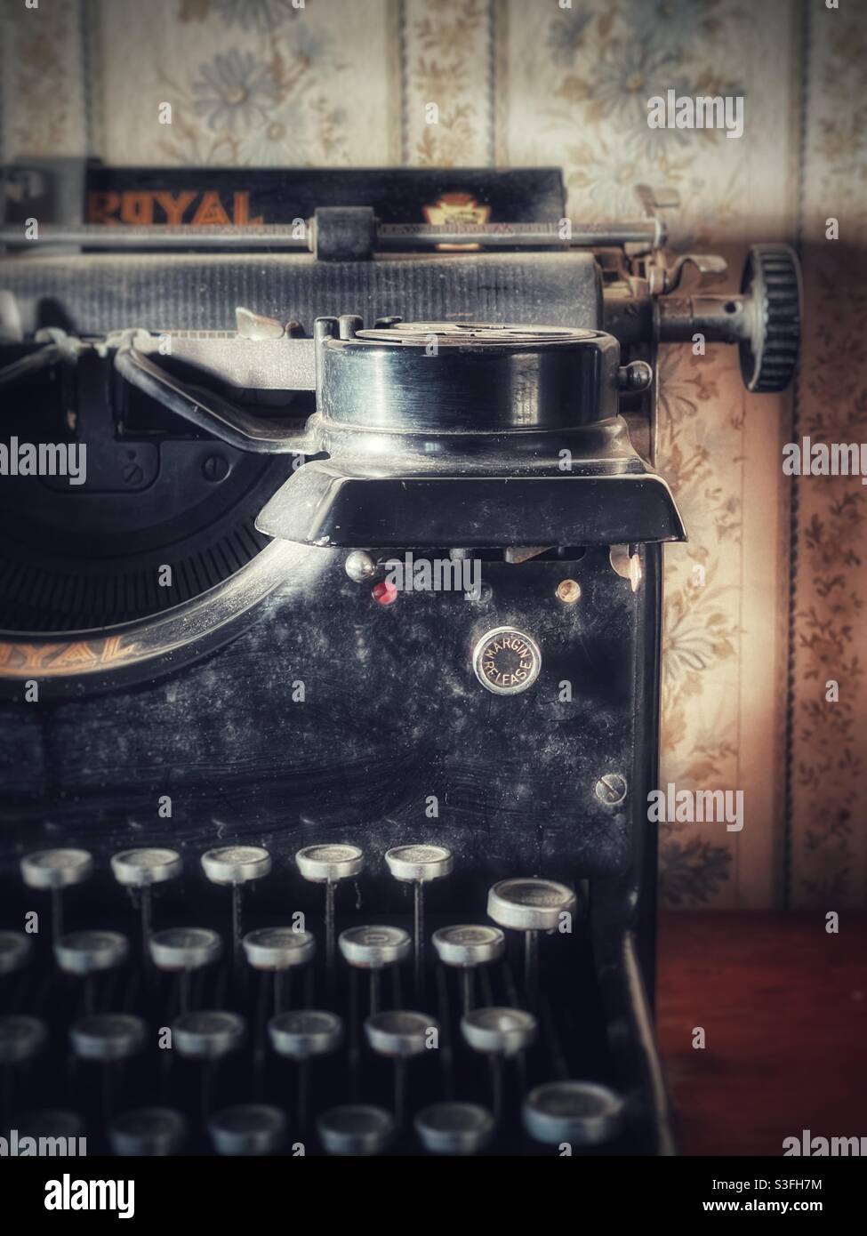 Máquina de escribir antigua y crujiente Foto de stock