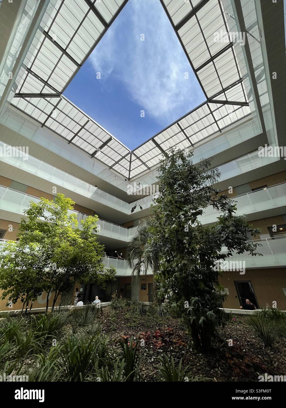 Moderno patio a cielo abierto en un edificio en Montpellier, Occitanie, al sur de Francia Foto de stock