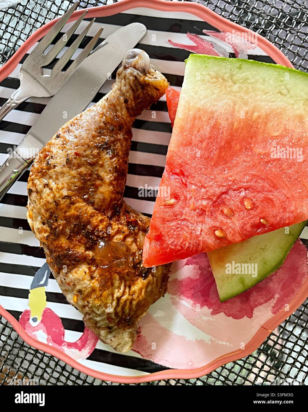 Una comida ligera de verano de pollo frito y rodajas de sandía en un plato festivo de rayas blancas y negras, Estados Unidos Fotografía de stock - Alamy Una comida ligera de verano de pollo frito y rodajas de sandía en un plato festivo de rayas blancas y negras, Estados Unidos Fotografía de stock - Alamy