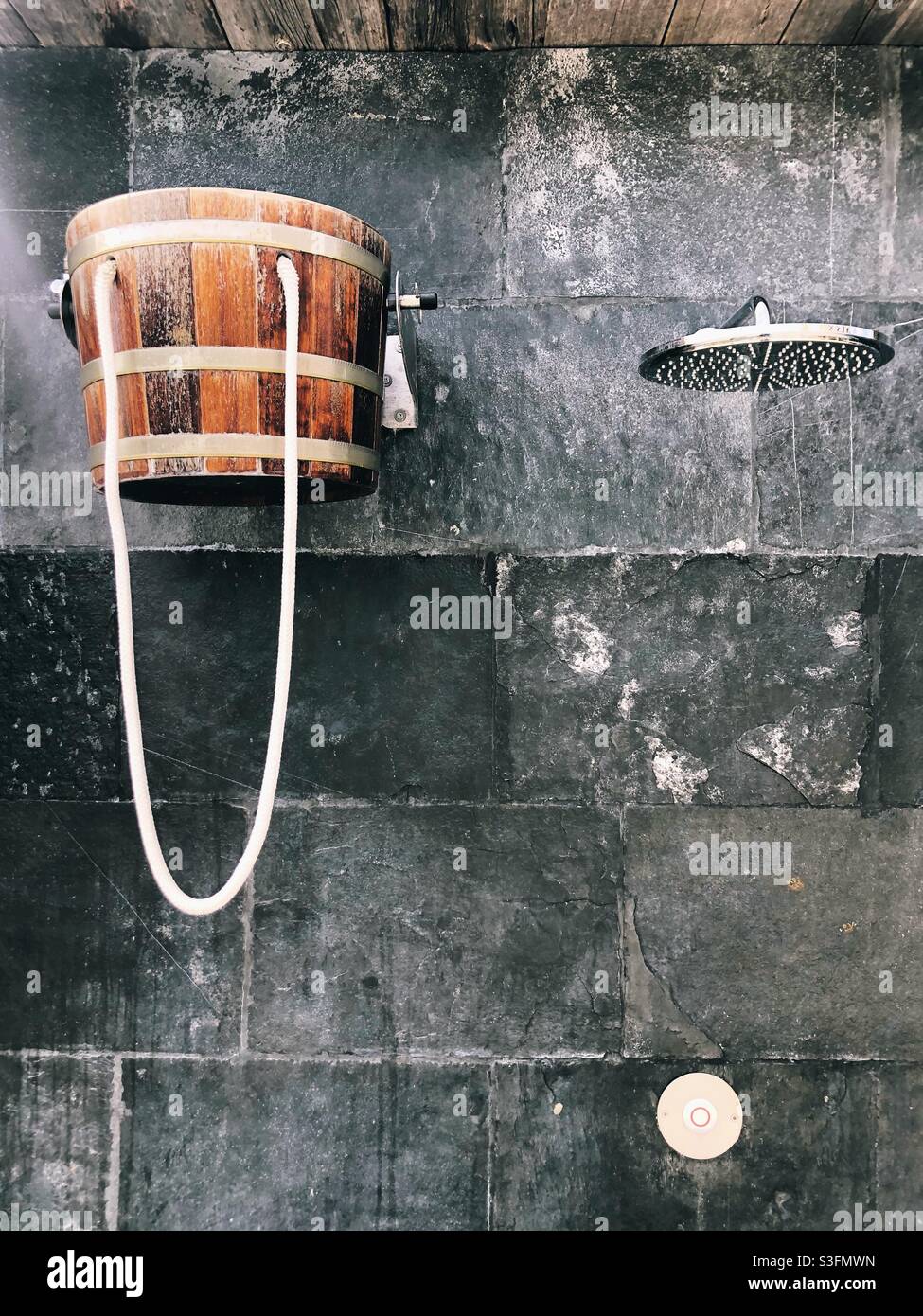 Ducha al aire libre y cubo de agua fría en un spa Fotografía de stock -  Alamy