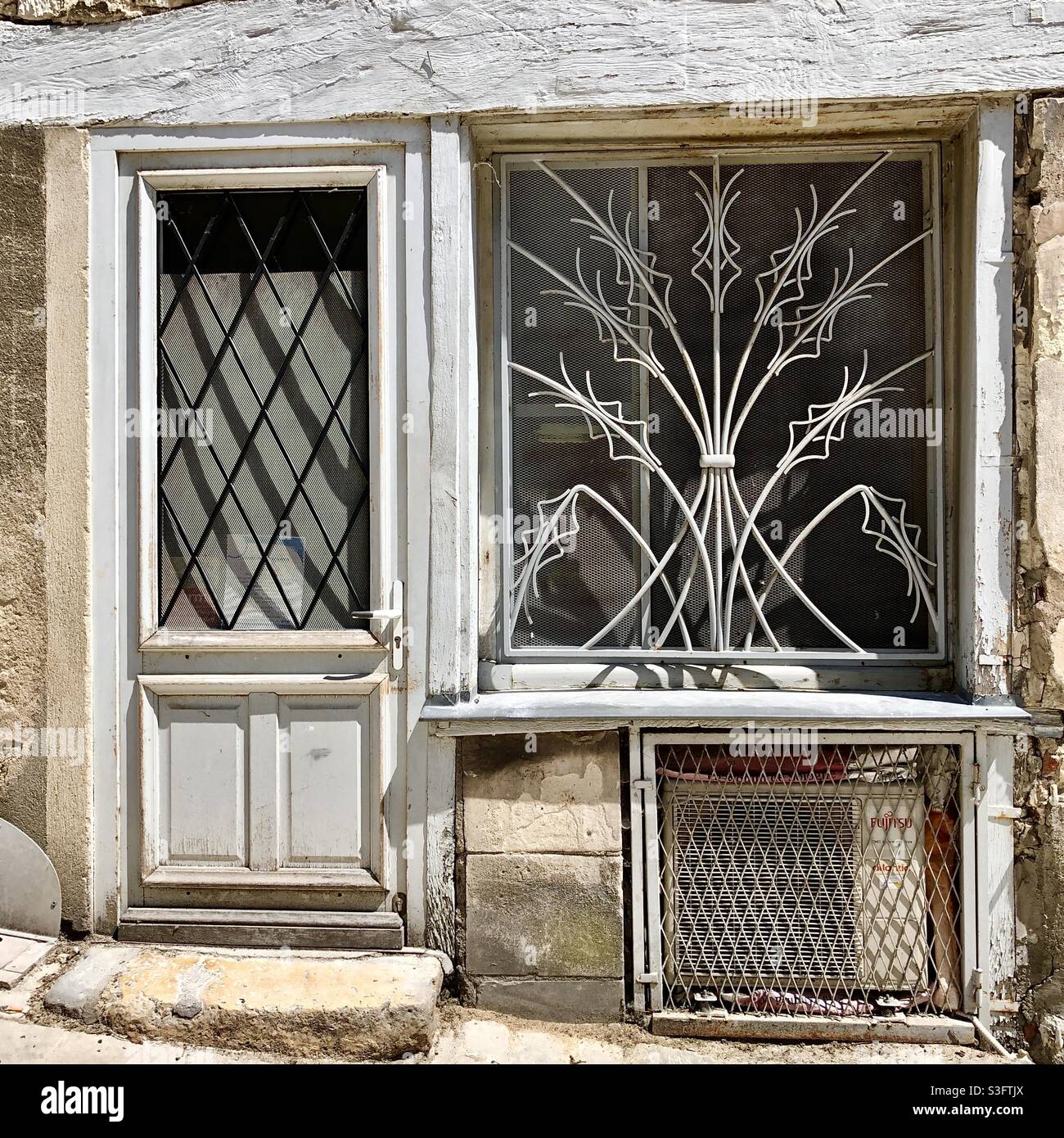 Ventana ornamental de la parrilla de seguridad en forma de gavilla de trigo - Saint Aignan, Loir et Cher (41), Francia. Foto de stock