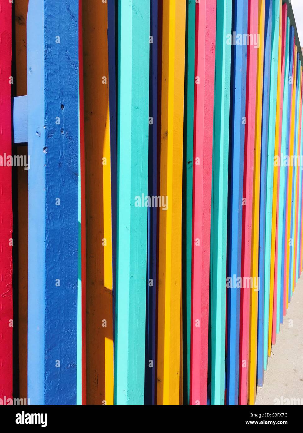 Colorida valla de madera Foto de stock