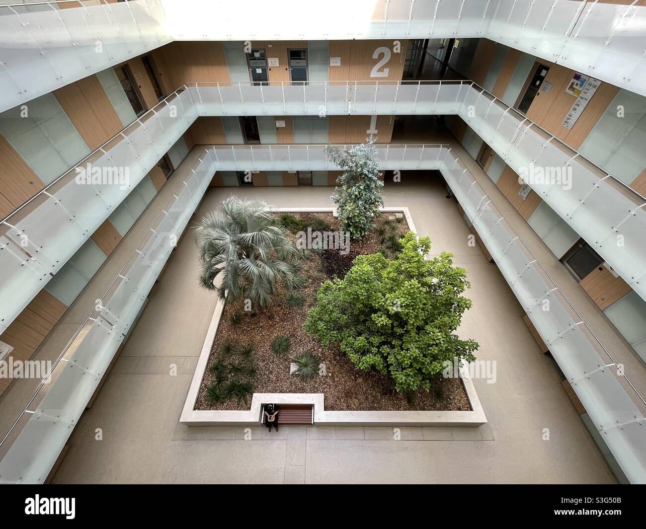Patio a cielo abierto en un edificio médico en Montpellier, Occitanie, al sur de Francia Foto de stock