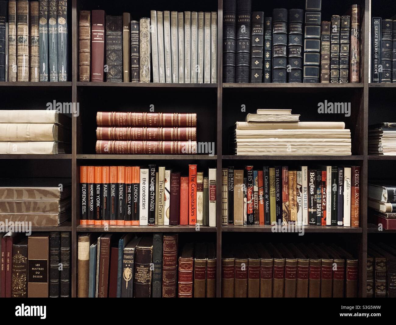 Libros antiguos en la estantería de la biblioteca Foto de stock