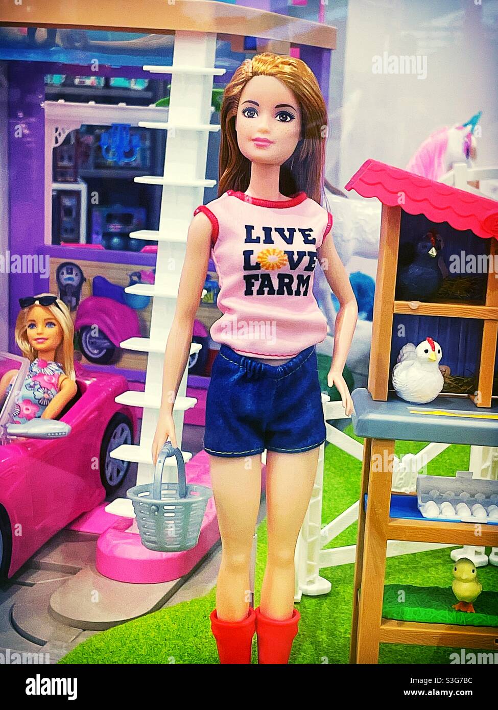 La hija de los granjeros Barbie tiene un amor vivo y una camiseta de la  granja junto con sus botas rosadas, EE.UU Fotografía de stock - Alamy