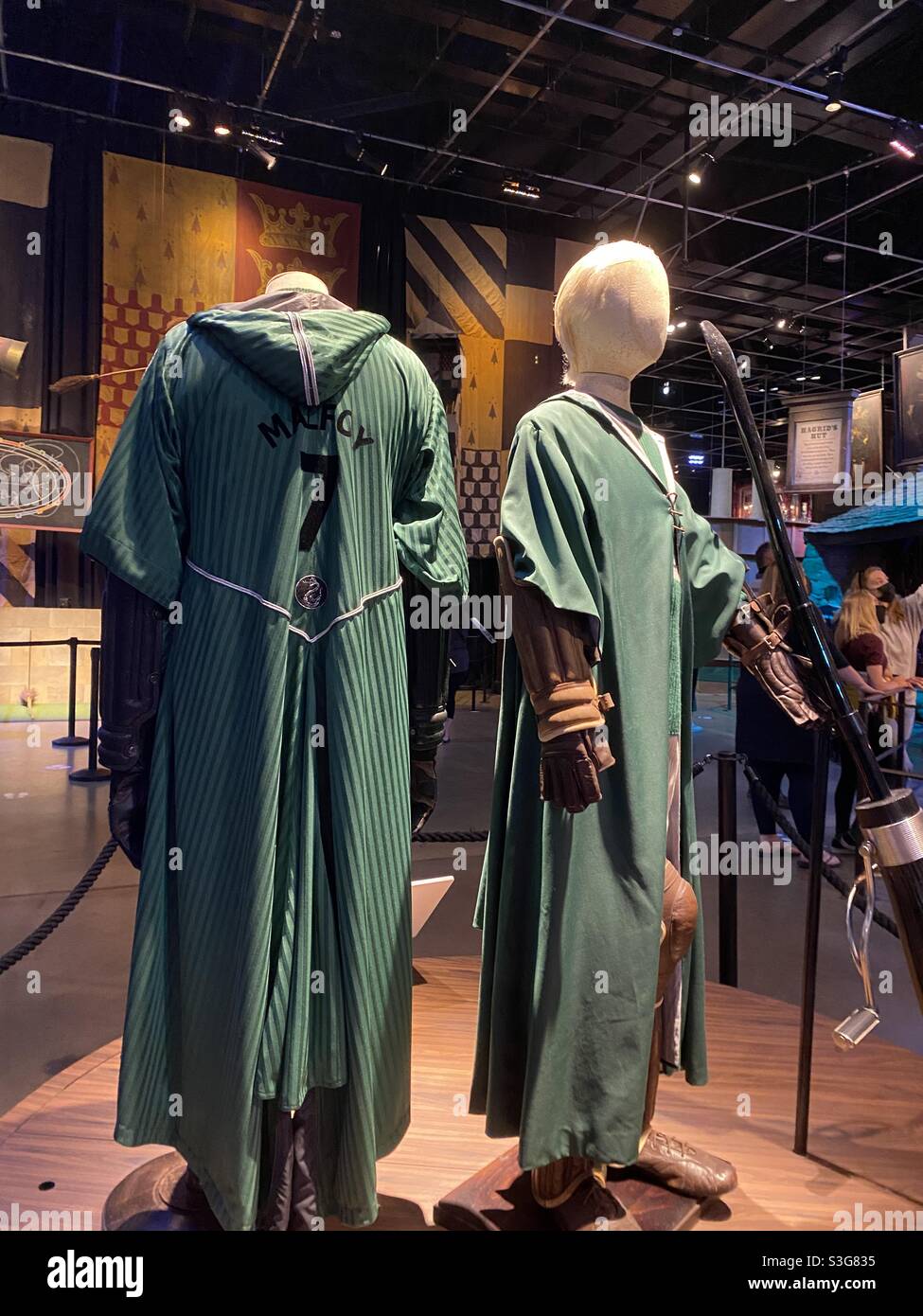 Uniforme de Slytherin quidditch en los estudios de Harry Potter Foto de stock
