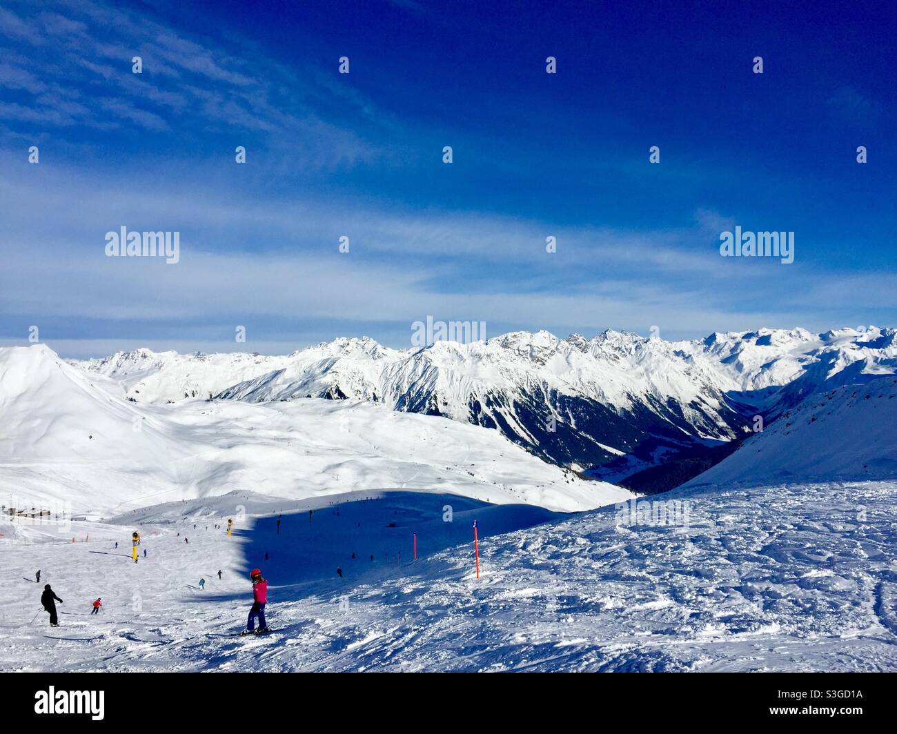 Esquí en Davos dorf en los alpes suizos, Suiza Foto de stock
