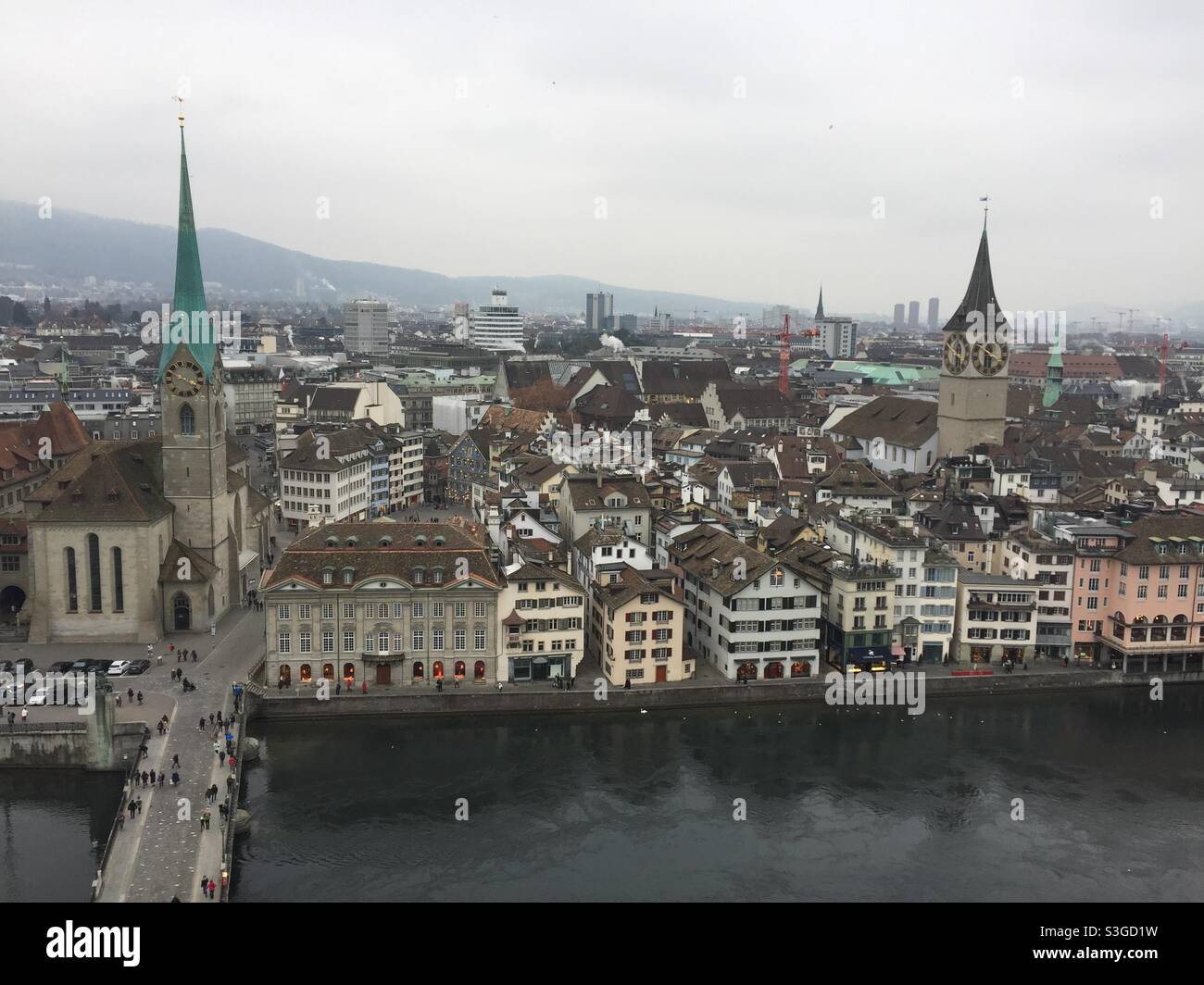 Lago Zurich rodeado por la ciudad de Zurich, Suiza Foto de stock