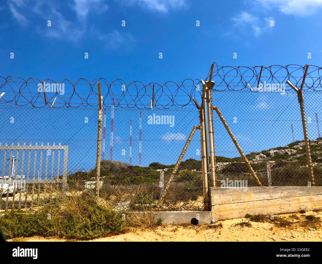 Estas antenas en Cabo Greco, en Chipre, pronto serán desmanteladas, y la zona volverá a su estado natural. Foto de stock
