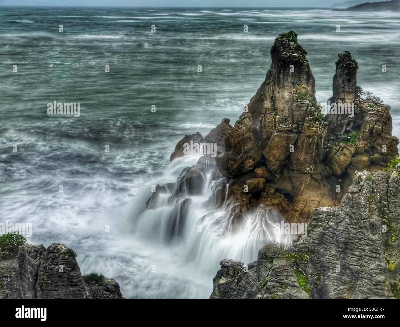 Olas rompiendo en la costa rocosa, Parque Nacional Paparoa, Punakaiki, Isla Sur, Nueva Zelanda Foto de stock