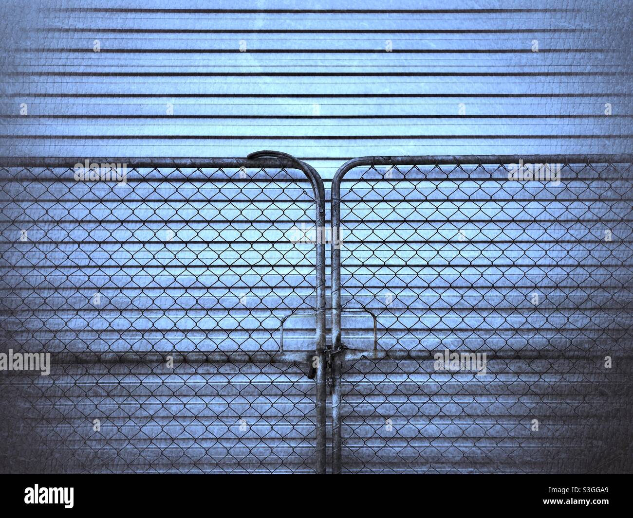 Cercado cerrado contra puerta metálica Fotografía de stock - Alamy