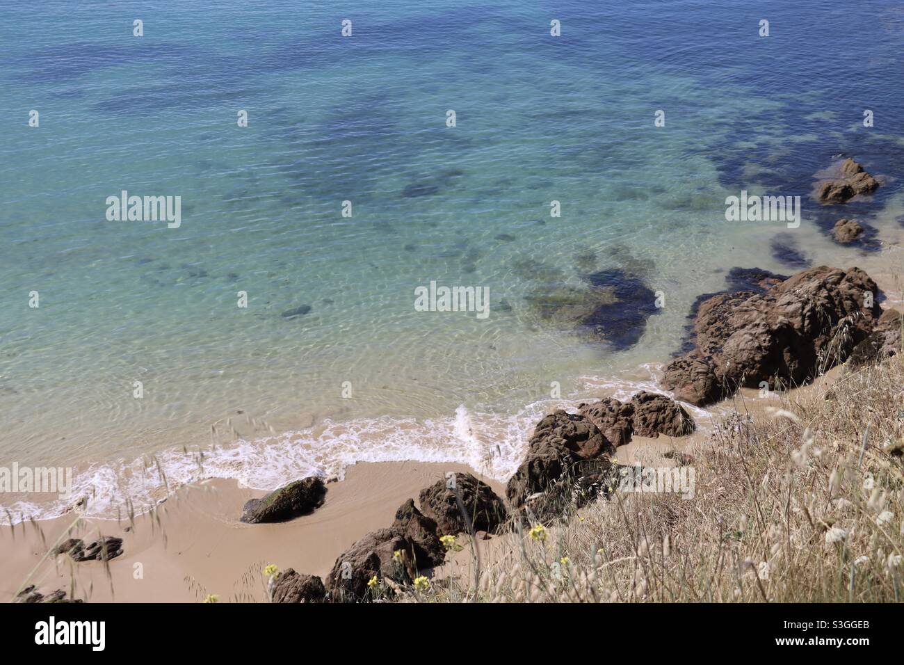 Transparencia del mar en la isla de Houat en Bretaña, Morbihan, Francia Foto de stock