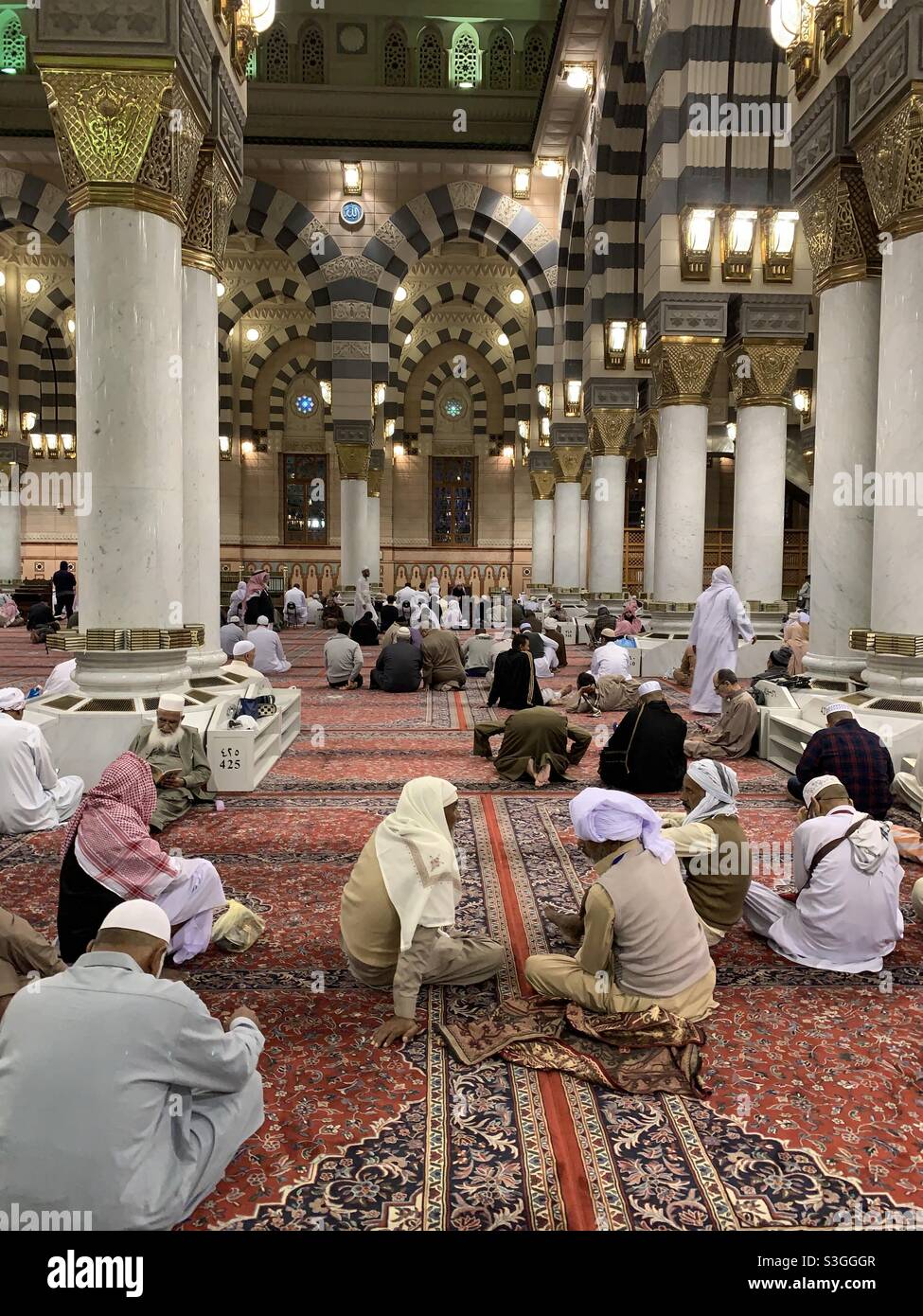 Dentro de la Gran Mezquita Al Nabawi Medina de Arabia Saudita Foto de stock