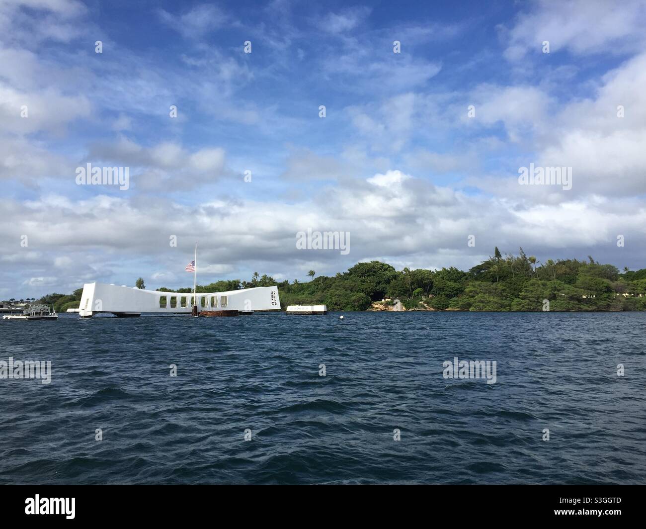 Vista del monumento conmemorativo de Pearl Harbor a través del agua, Honolulu, Oahu, Hawaii, Estados Unidos Foto de stock