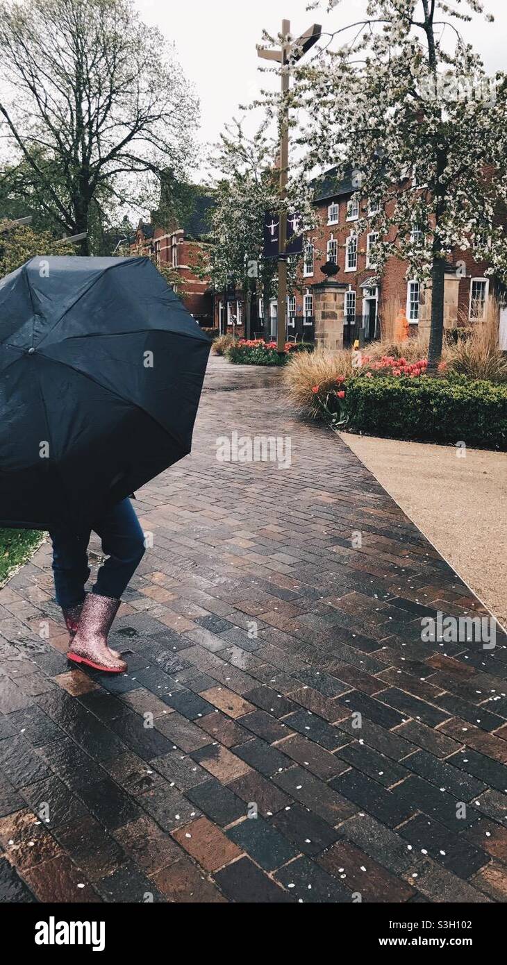 Niña paraguas fotografías e imágenes de alta resolución - Alamy