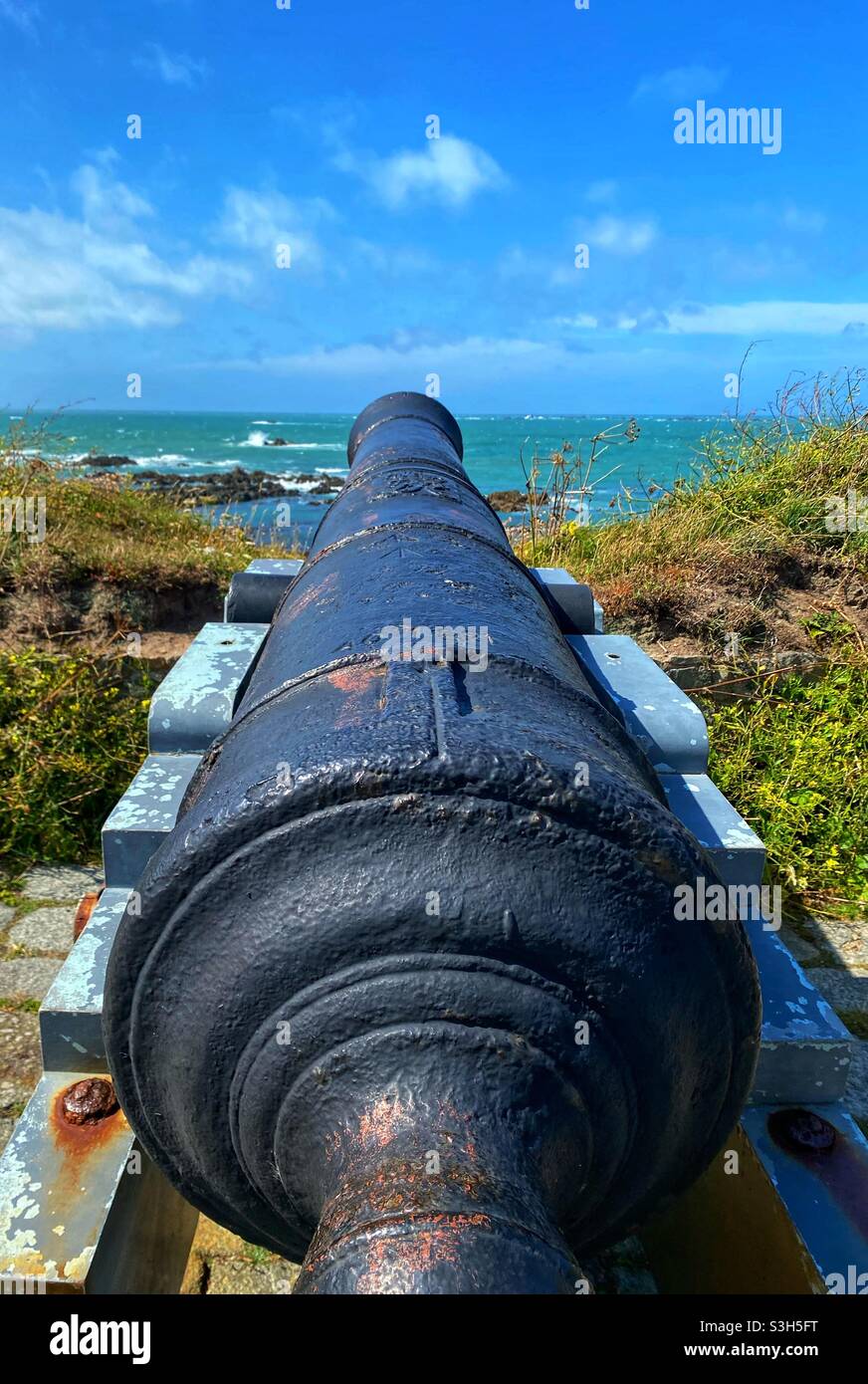 Por el cañón de una pistola - Fort Pezeries, Guernsey Foto de stock