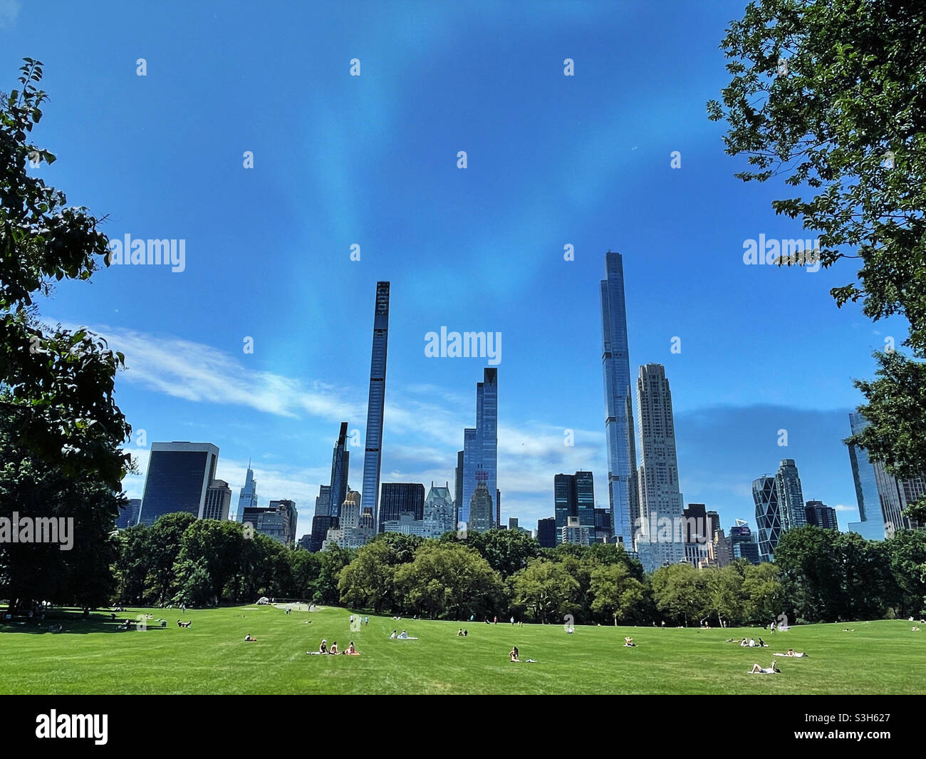 Los rascacielos en la fila de los multimillonarios como visto desde el prado de ovejas en el parque central, NYC, EE.UU., 2021 Foto de stock
