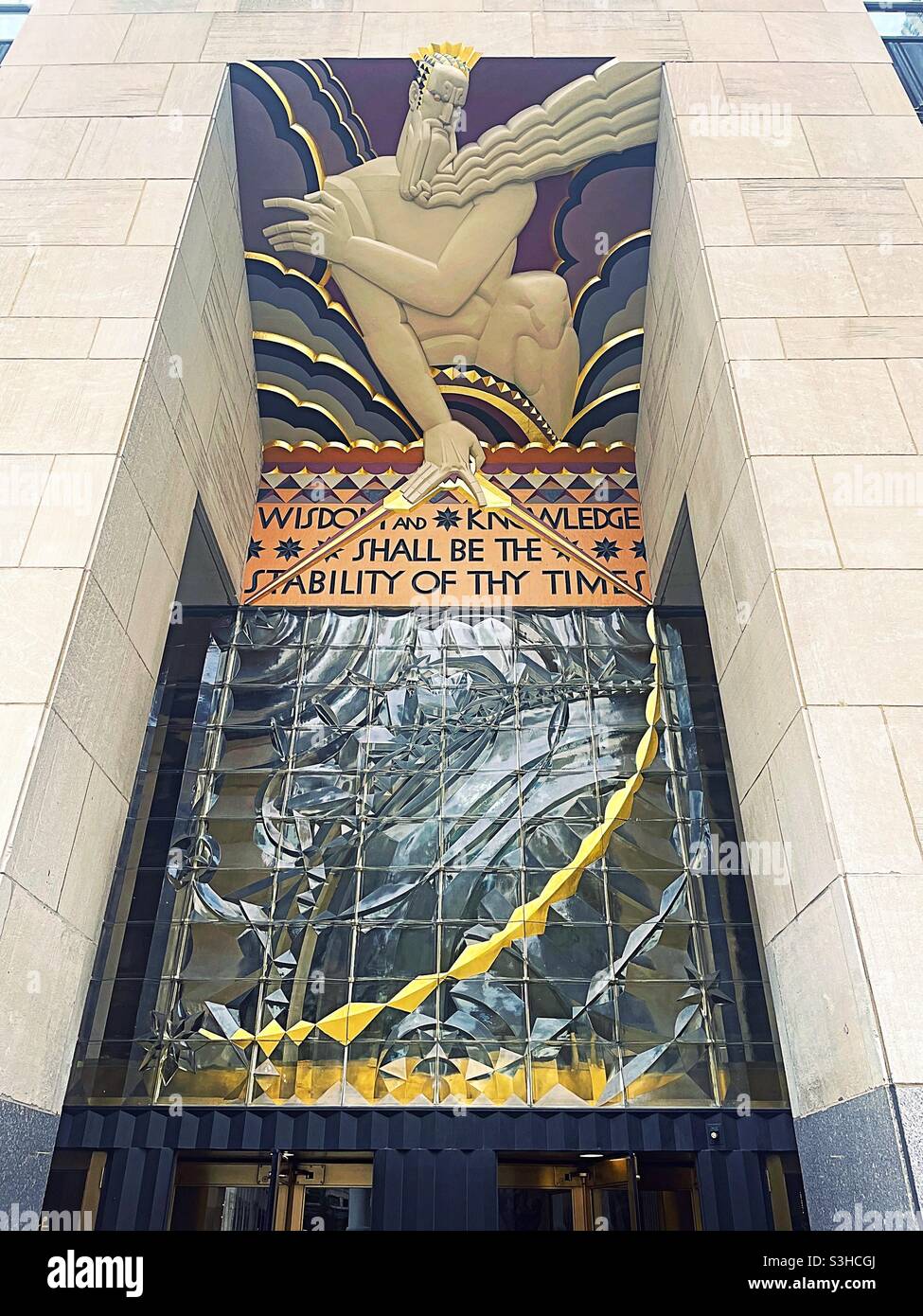 Enormes obras de arte en el centro de la plaza de la entrada al edificio Comcast en 30 Rockefeller Center, Nueva York, Estados Unidos Foto de stock
