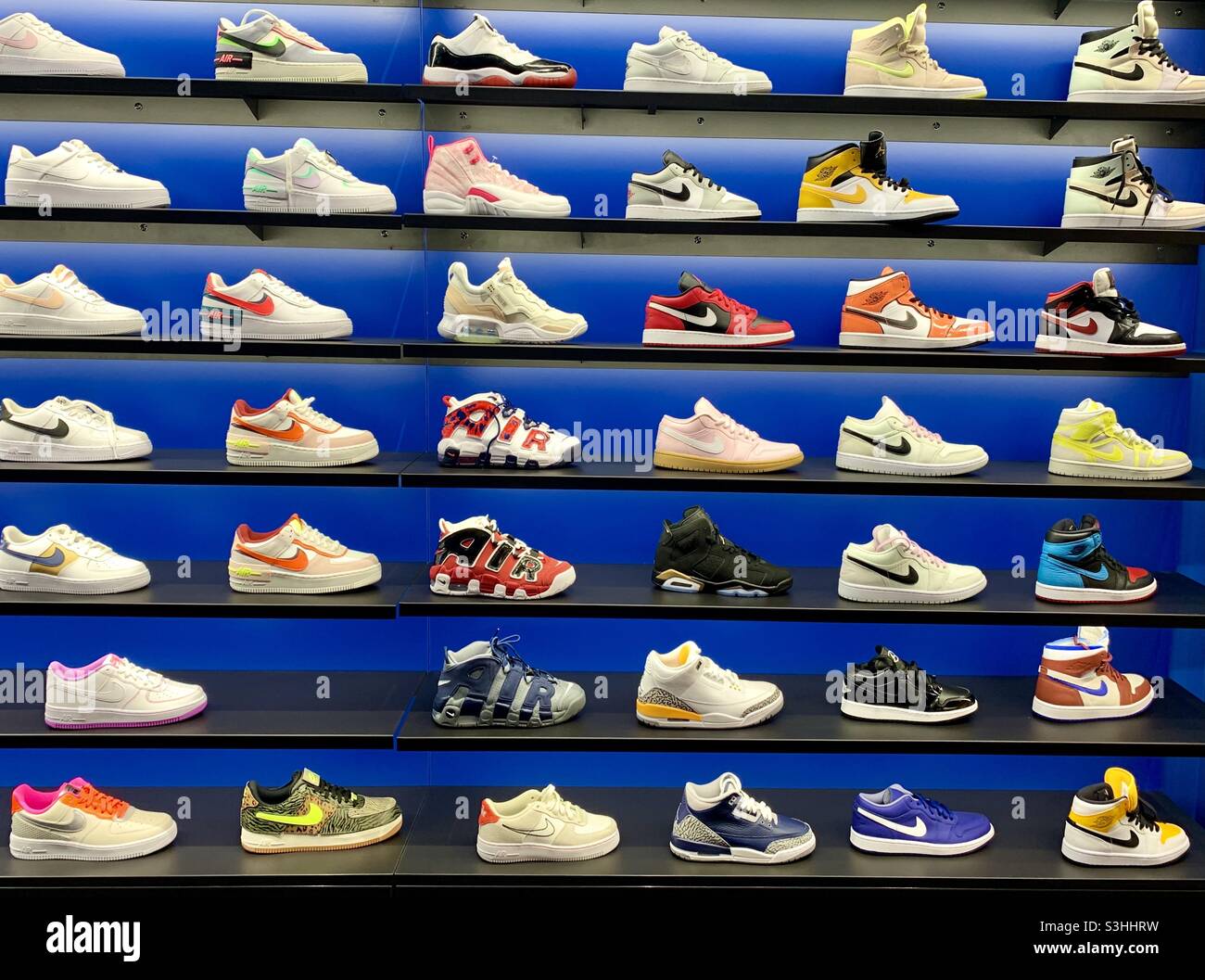 Zapatillas de lona en la tienda deportiva Fotografía de stock - Alamy