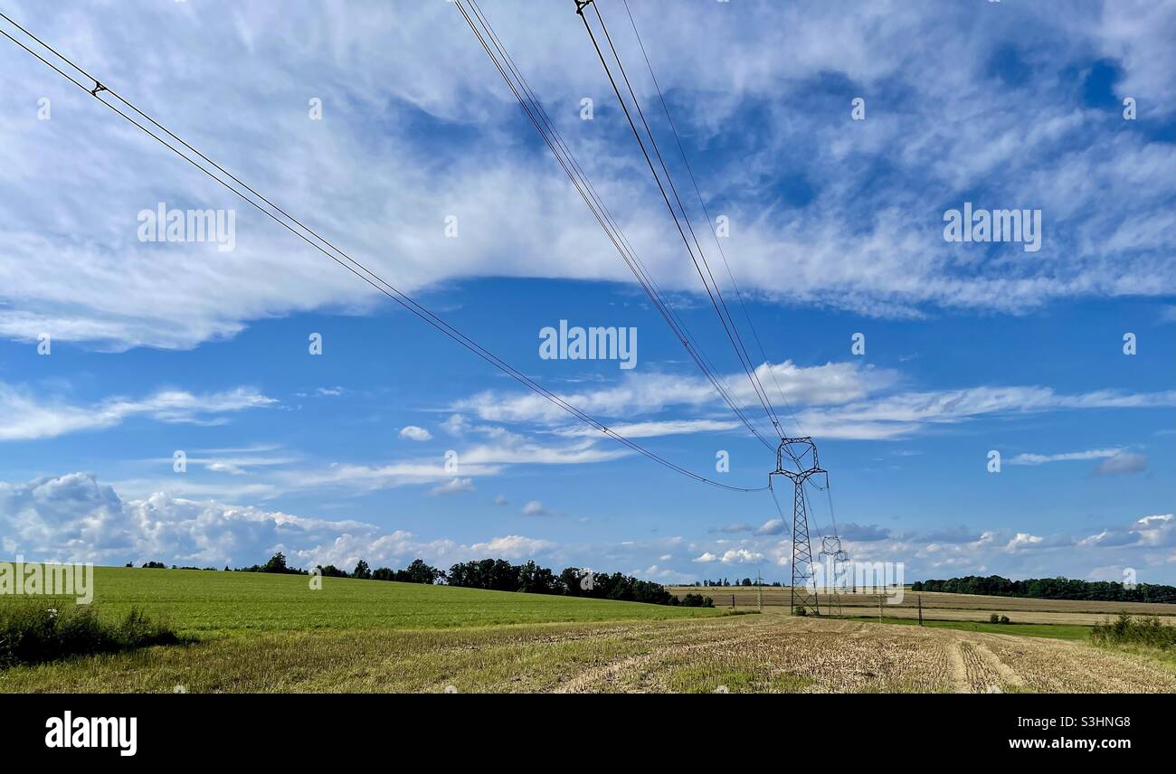 El campo moderno tiene un encanto. Campo después de la cosecha y polos eléctricos. Foto de stock