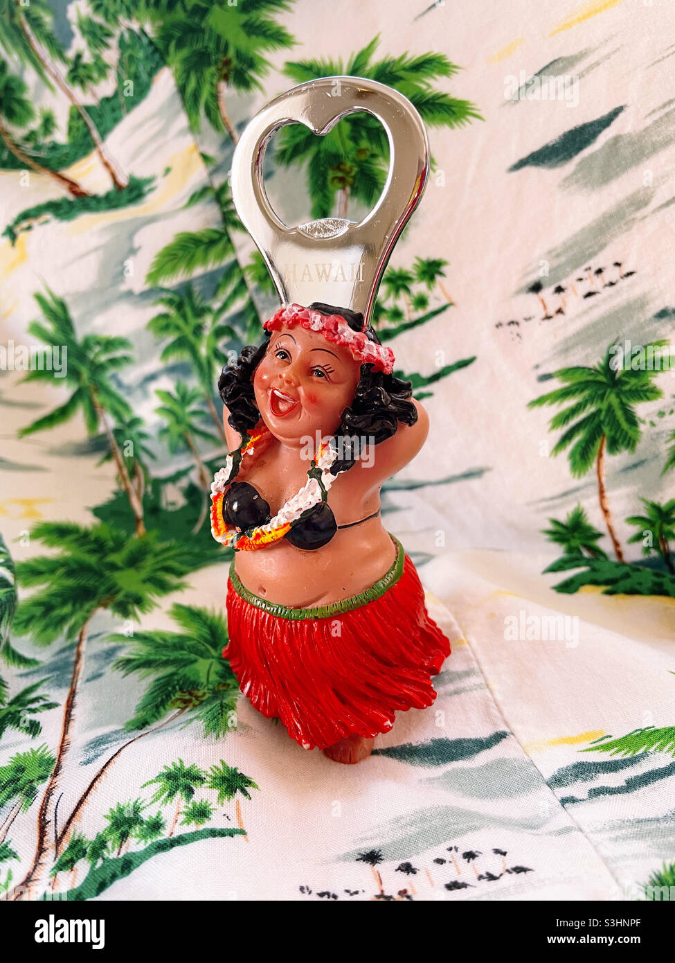 Recuerdo Hula ni a abrelatas exhibidas en una camisa hawaiana
