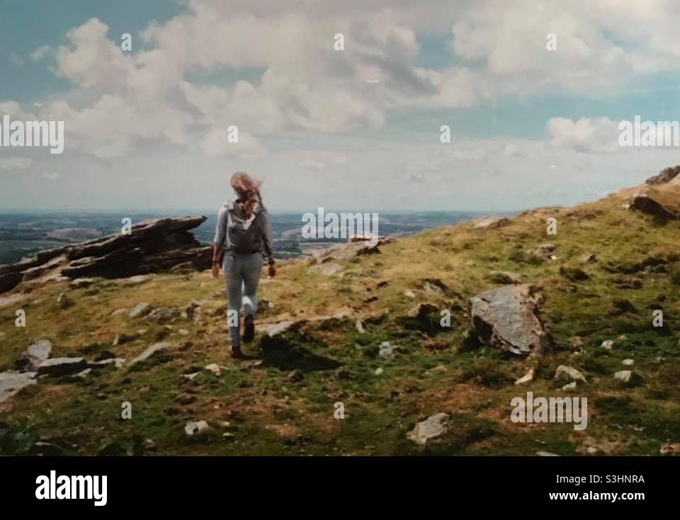 Una mujer que cruza Dartmoor Foto de stock