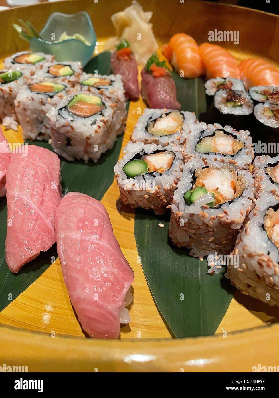Plato de sushi y nigiri en el Nobu Foto de stock
