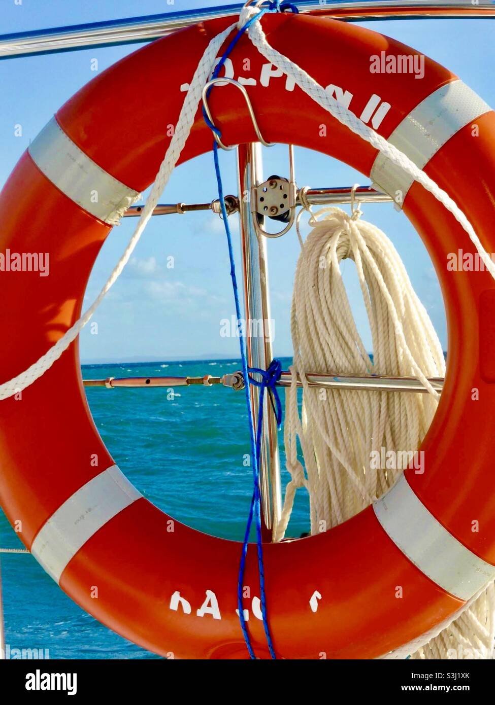 Salvador de vida rojo en barco con vistas al océano Foto de stock