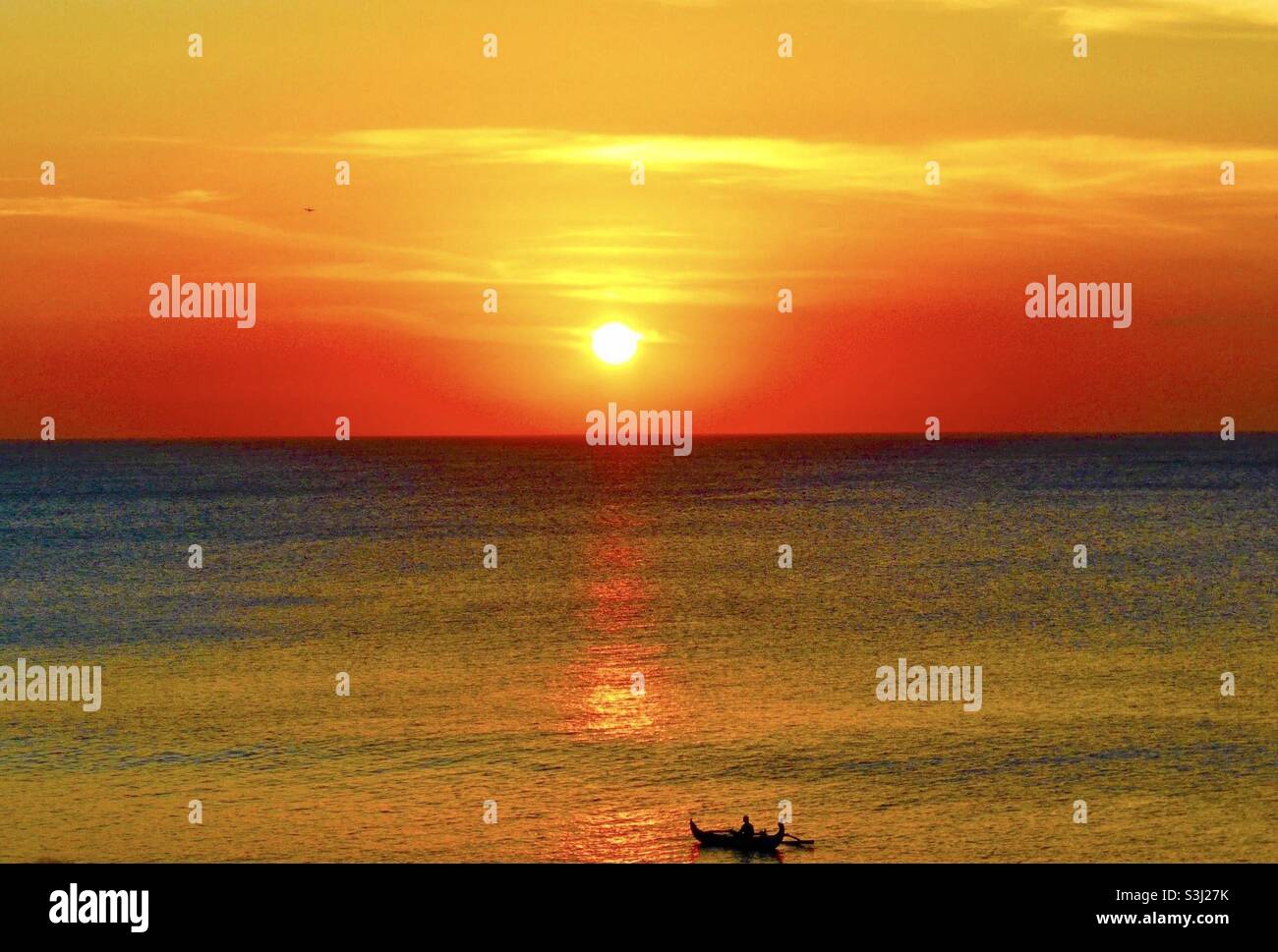 La puesta de sol sobre el mar Foto de stock