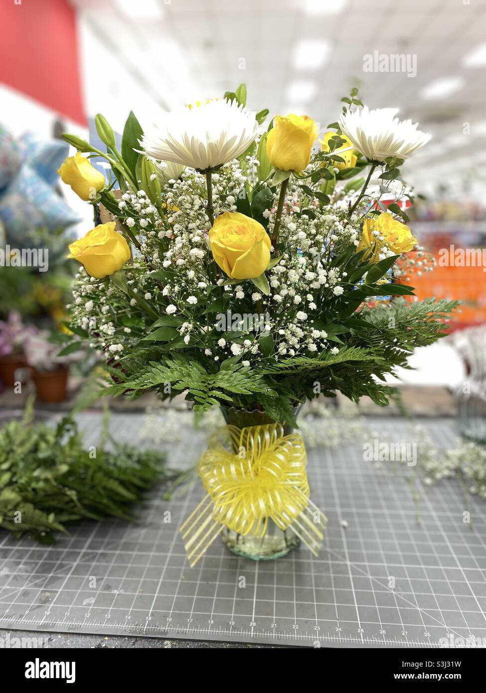 Arreglo floral de rosas amarillas Fotografía de stock - Alamy