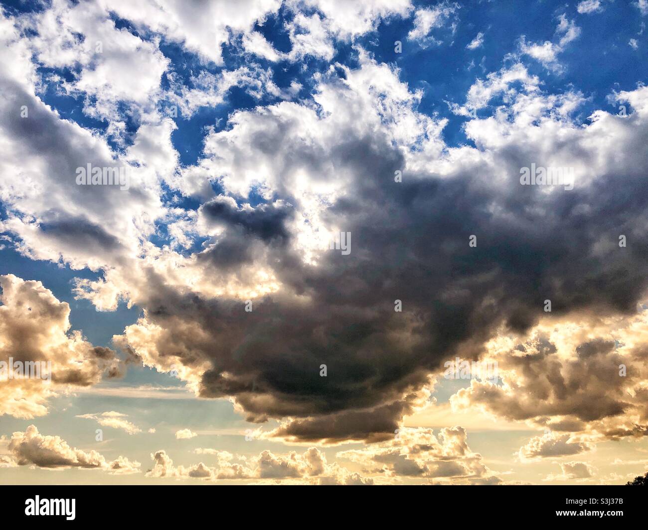 Nubes ominosas que llenan el cielo. Foto de stock