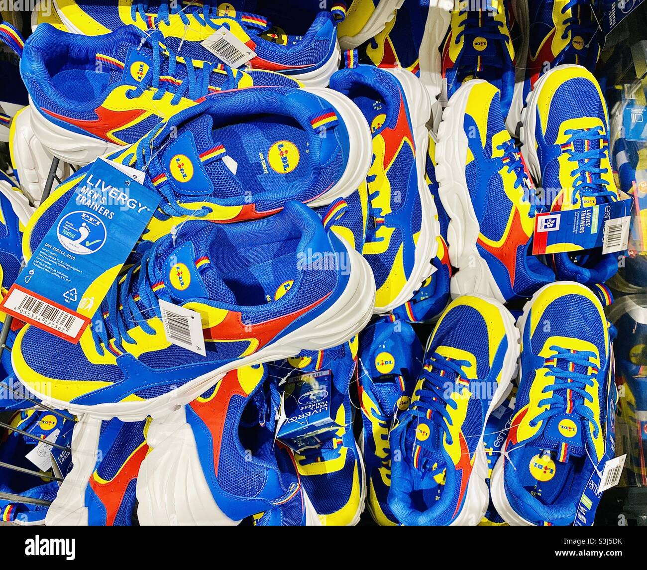 Lidl super mercado zapatillas para hombre calzado marca livergy Fotografía  de stock - Alamy