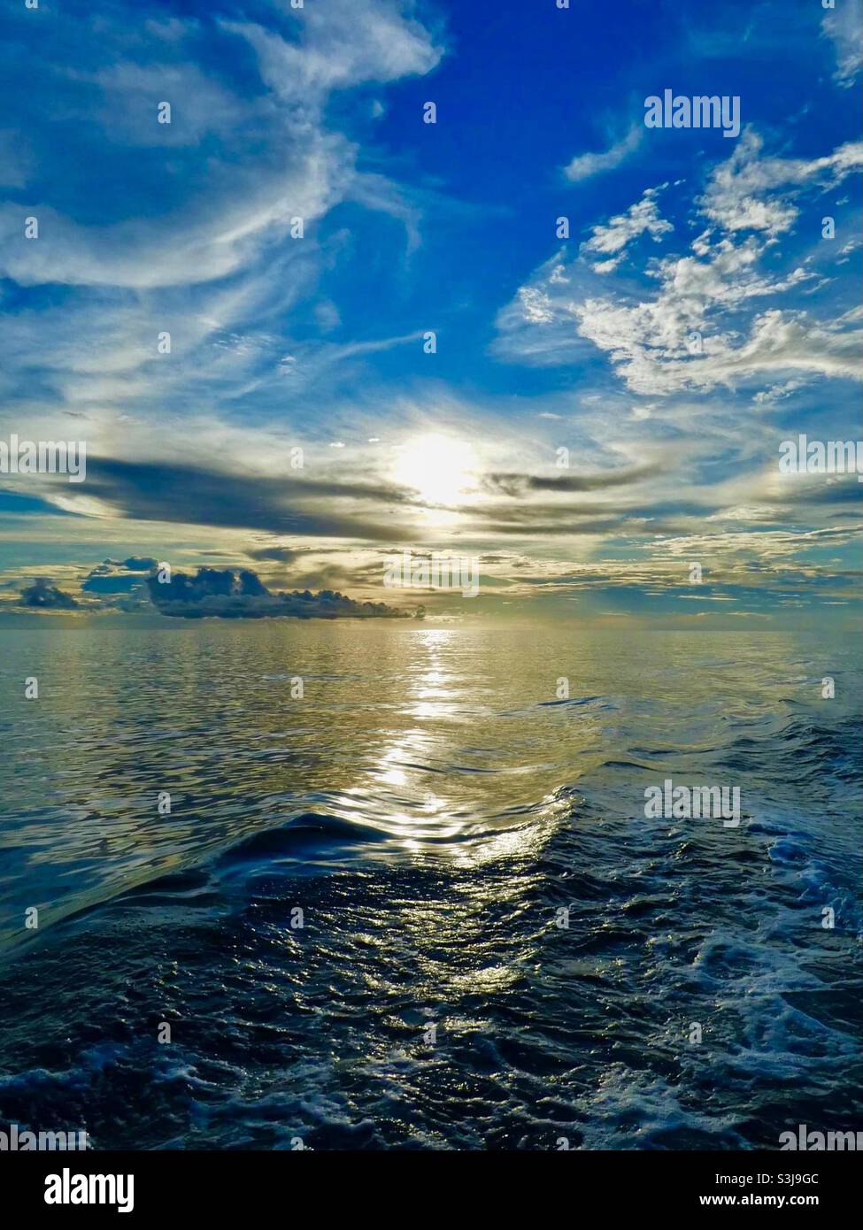 Olas del océano puesta de sol Foto de stock