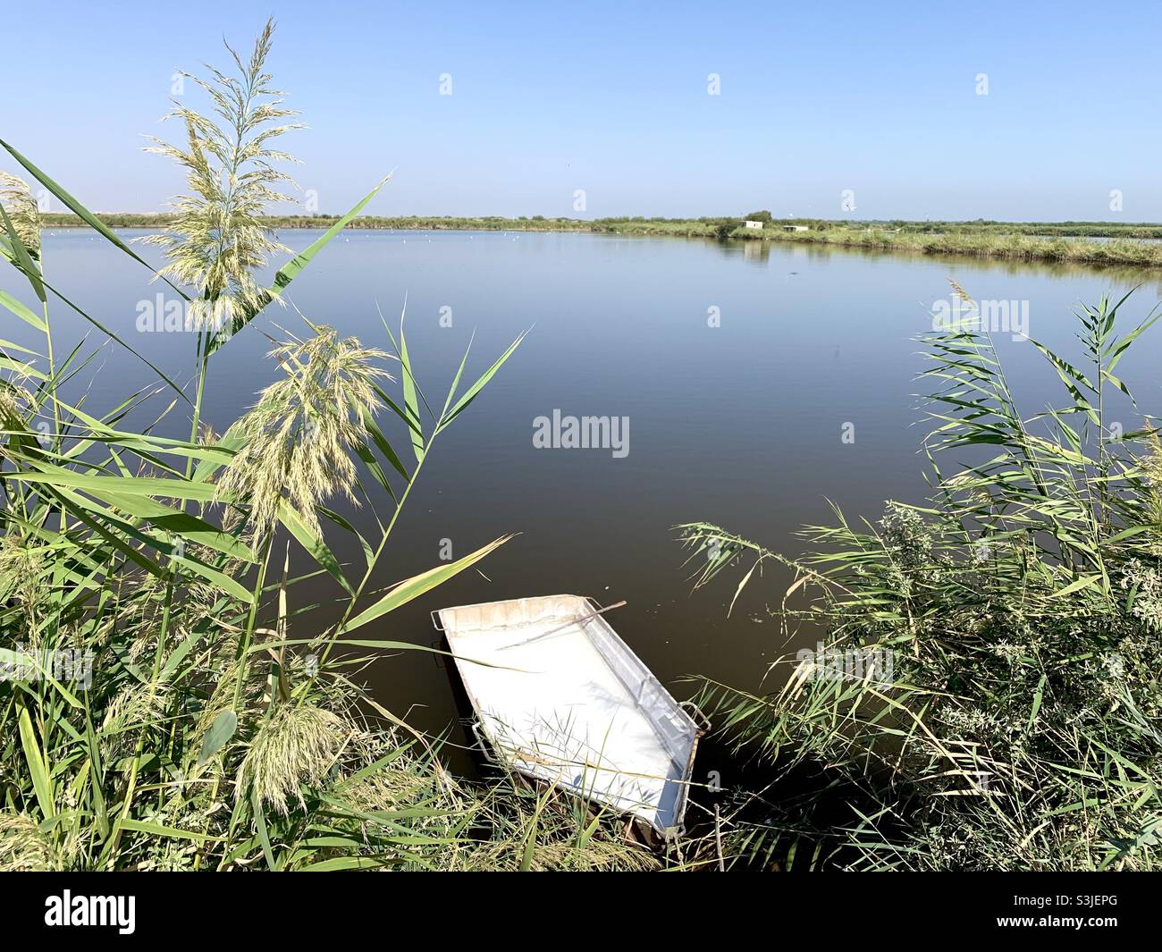 Lago artificial para el cultivo de peces Sariqamish. Beshariq Foto de stock
