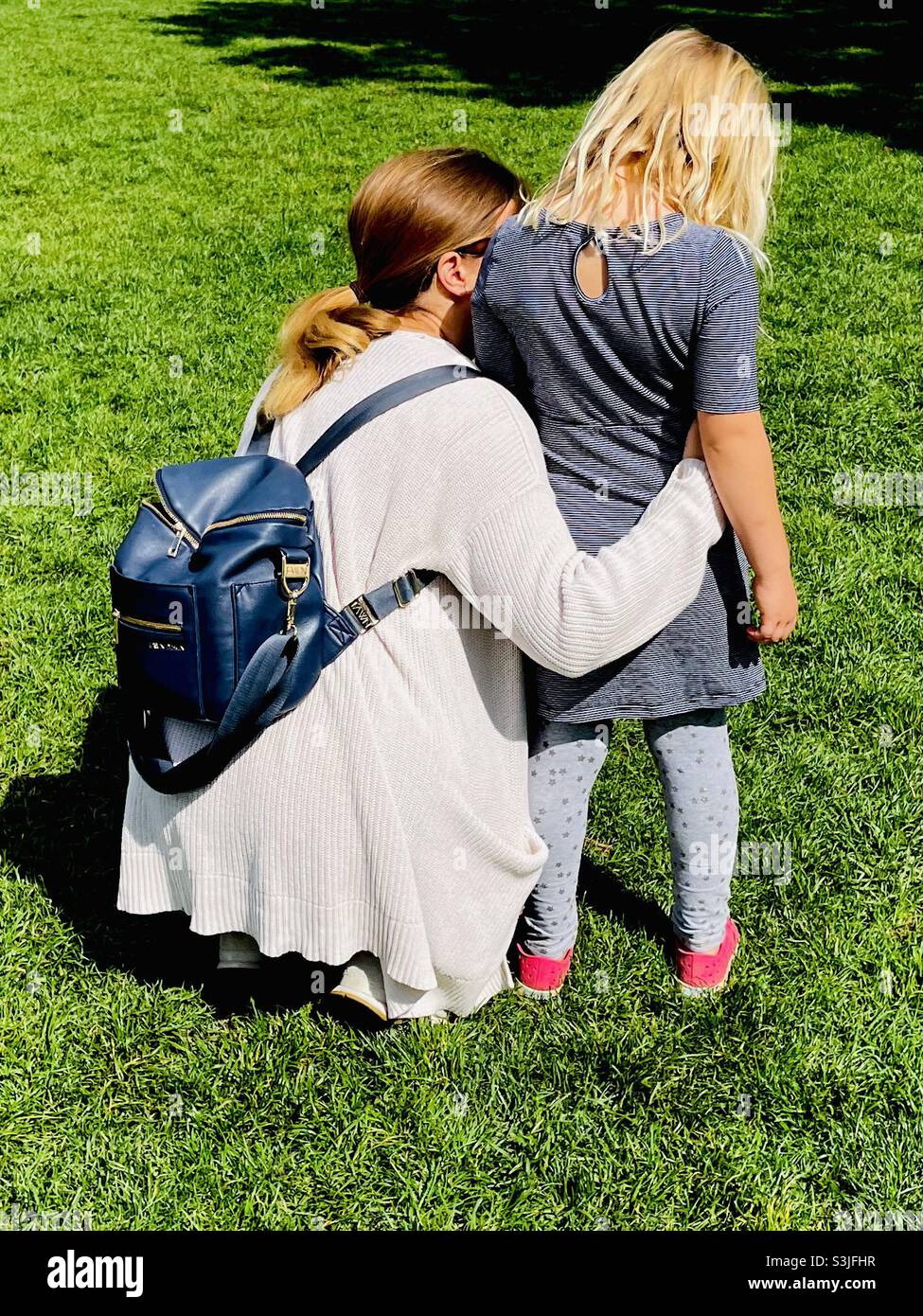 Madre sosteniendo a un niño en el parque Foto de stock
