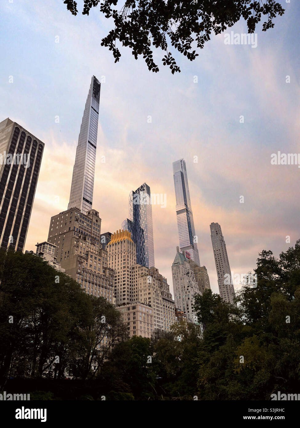 Condominios superaltos en la fila de multimillonarios como visto desde Central Park, 2021, NYC, Estados Unidos Foto de stock