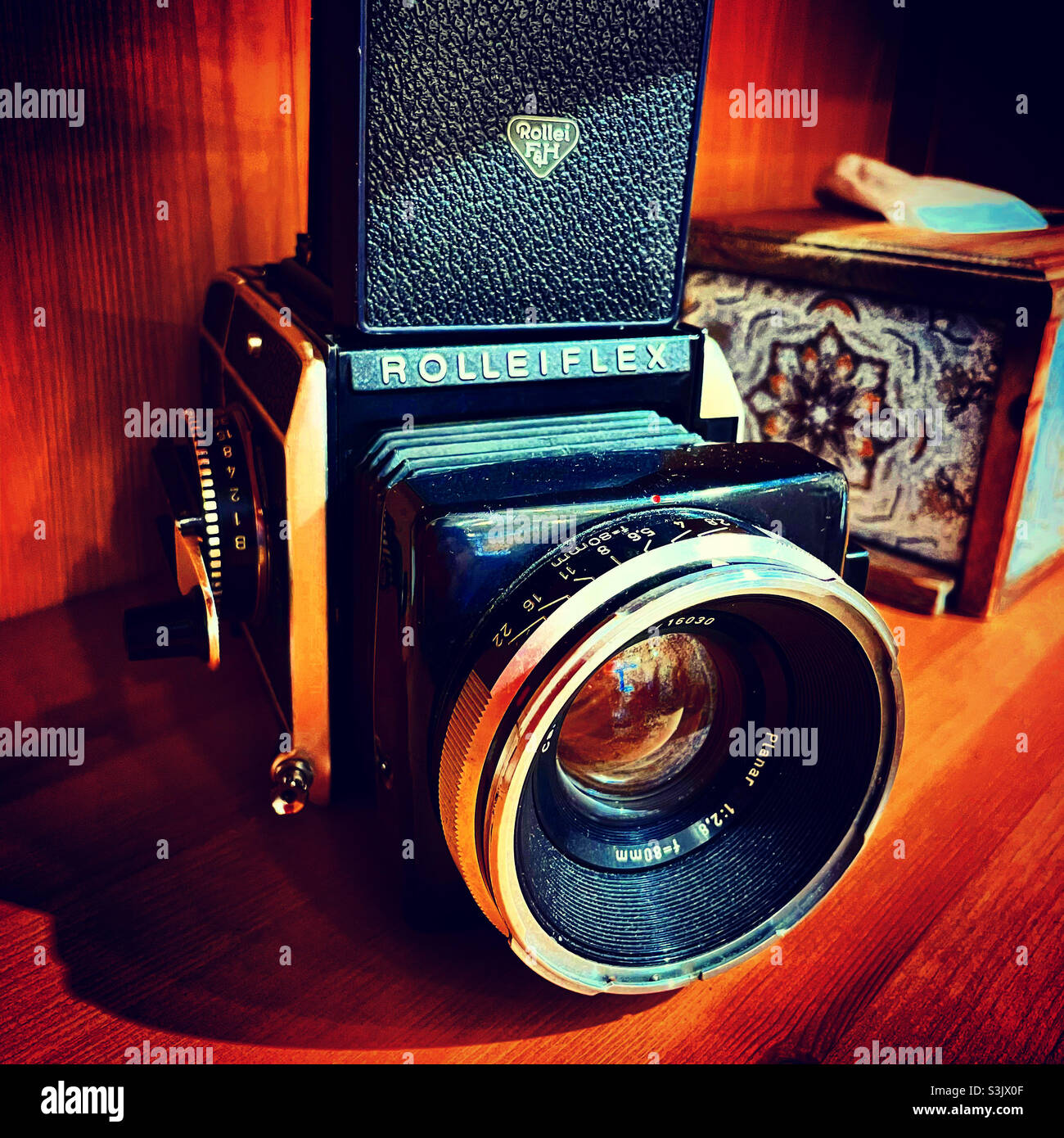 rolleflex vieja cámara fotográfica del vibage en un estante Foto de stock