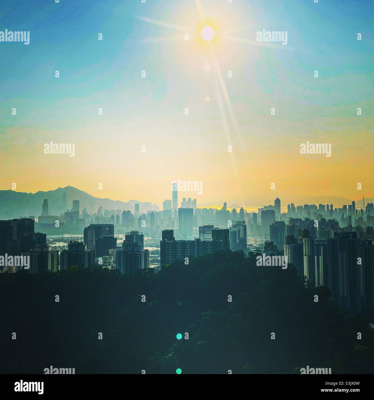 vista de un paisaje urbano o paisaje de hong kong bajo el sol Foto de stock