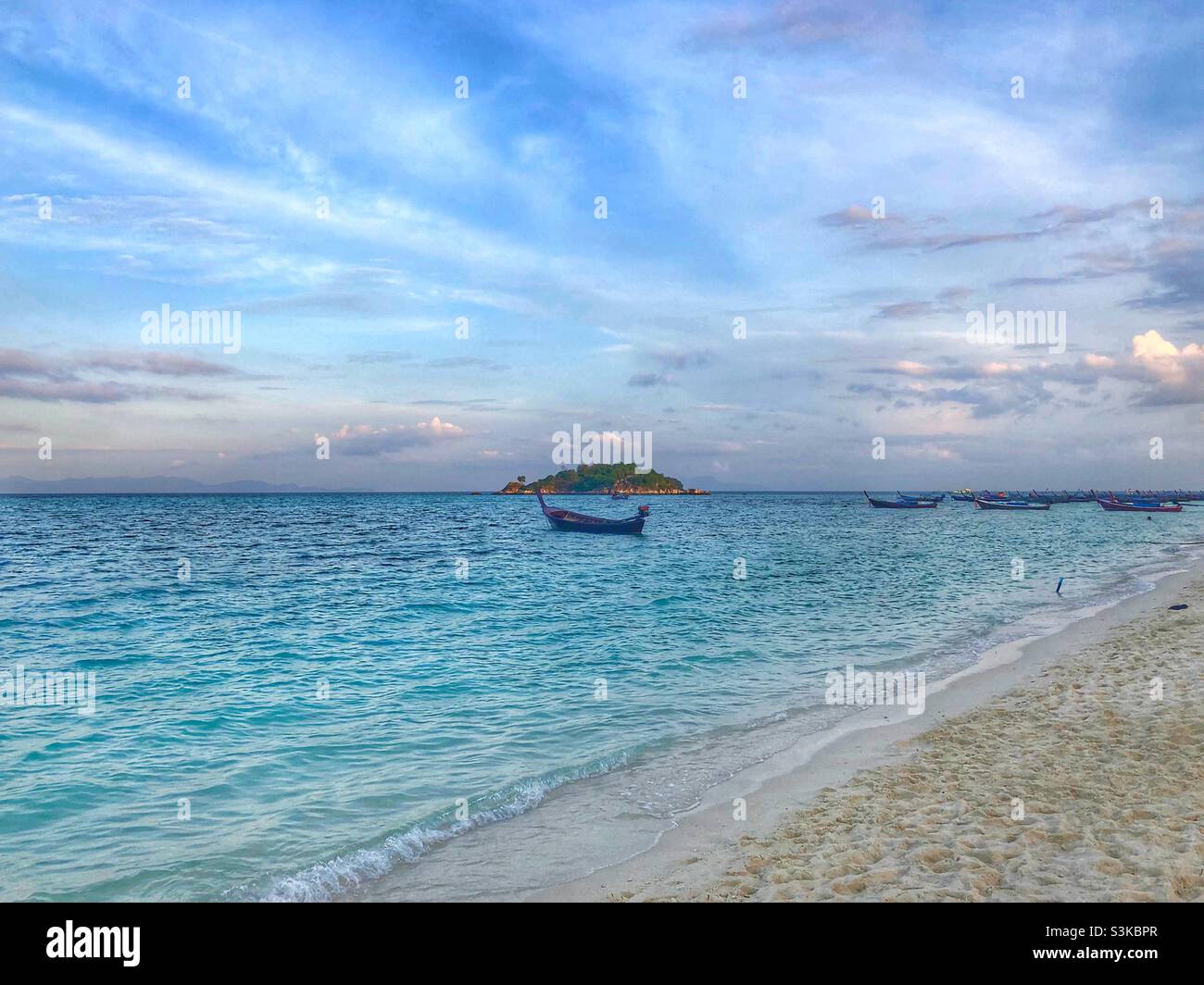 A última hora de la tarde vista de los tradicionales barcos anclados en una playa en la isla de Koh Lipe en el sur de Tailandia Foto de stock