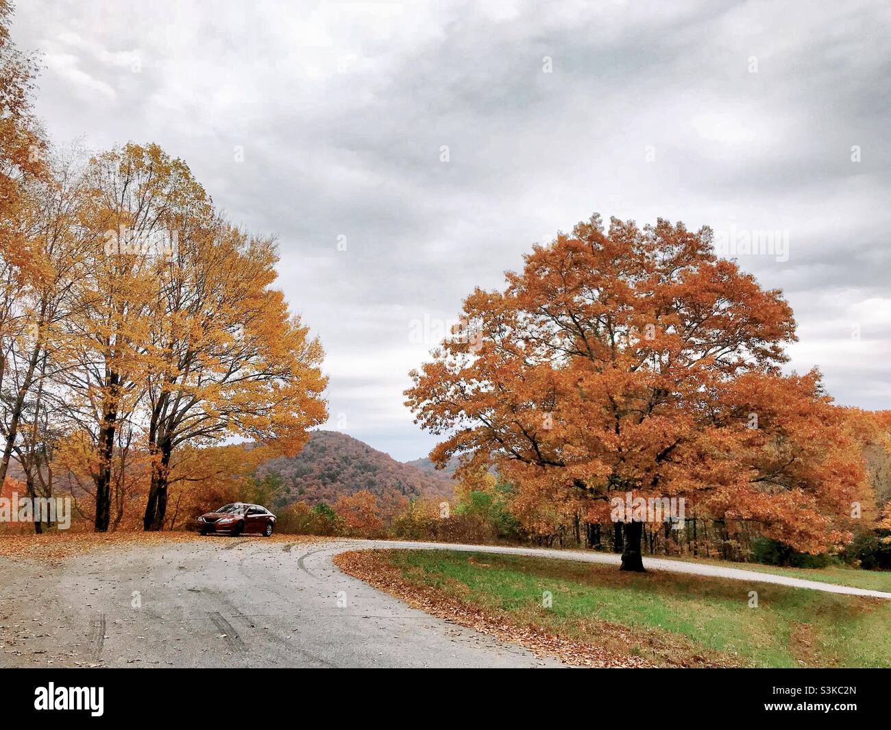 A lo largo de la autopista Russell Scenic Highway cerca de Helen, Georgia, durante la temporada de otoño. Foto de stock