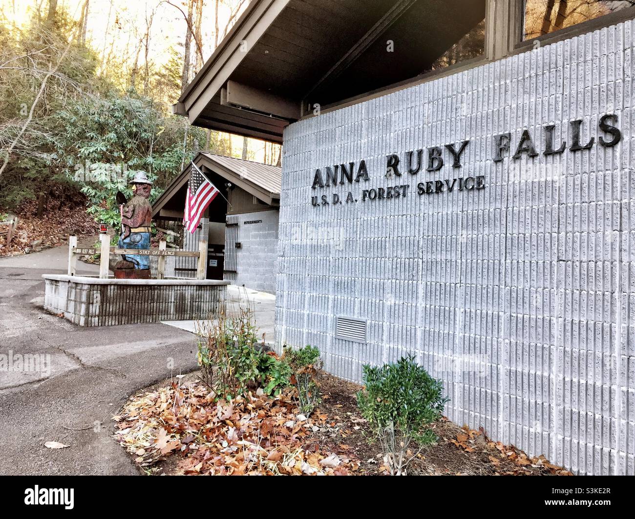 Centro de bienvenida en Anna Ruby Falls en Helen Georgia. Foto de stock
