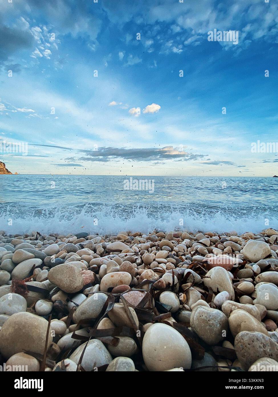 Costa con rocas y olas Foto de stock