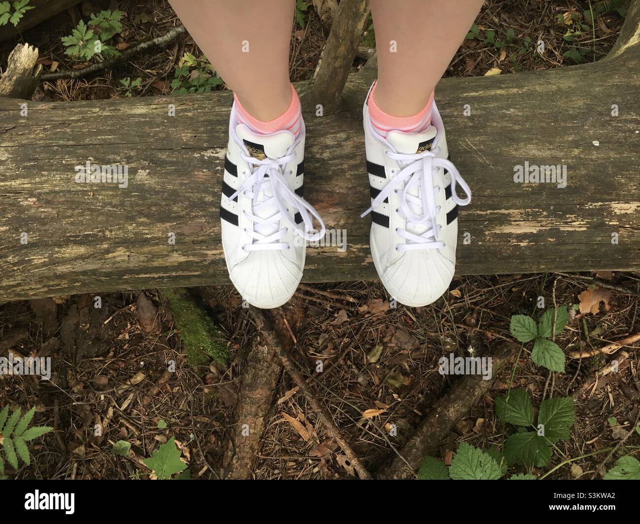 Zapatillas blancas fotografías e de alta resolución - Alamy