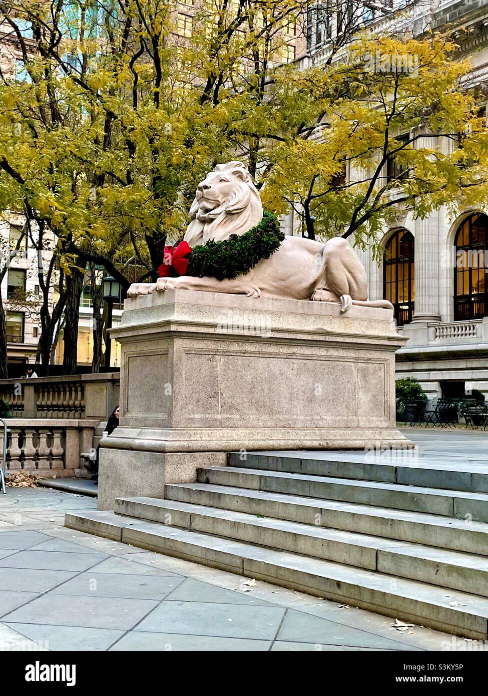 Pacientes, uno de los leones en la biblioteca de la ciudad de Nueva York con la semana de vacaciones Foto de stock