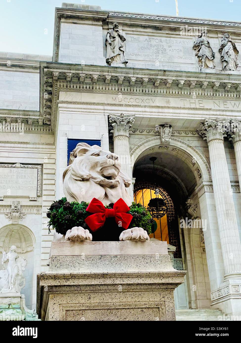 Una de las estatuas de león frente a la biblioteca de la ciudad de Nueva York Foto de stock